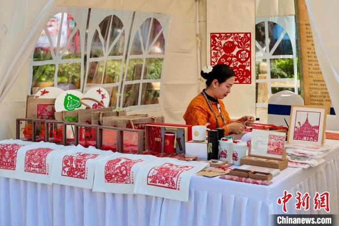 玉龙雪山脚下刮起最炫民族篮球风 首届云南省城