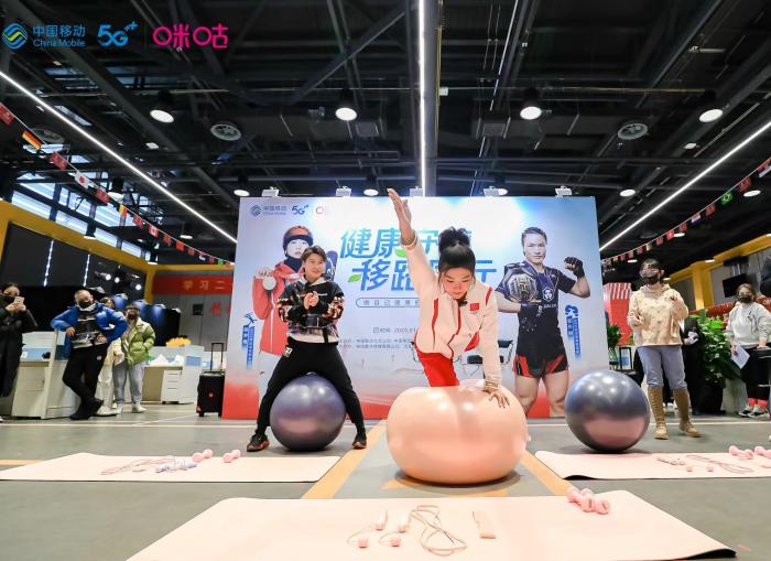 徐梦桃张伟丽合体现身健康守护活动 分享新冠康