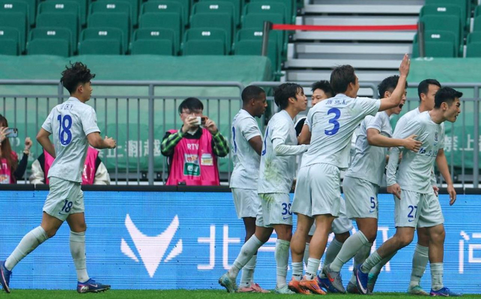 北京国安客场战平上海申花 张玉宁高效破门难救