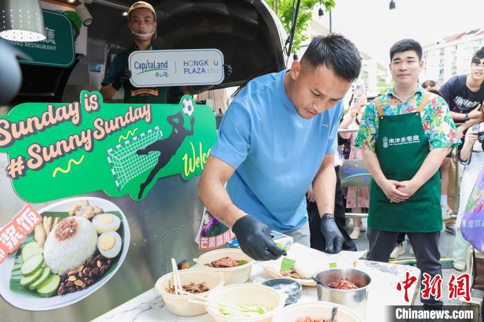 新加坡门将因世预赛表现走红上海街头