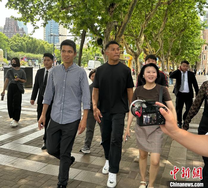 新加坡门将因世预赛表现走红上海街头