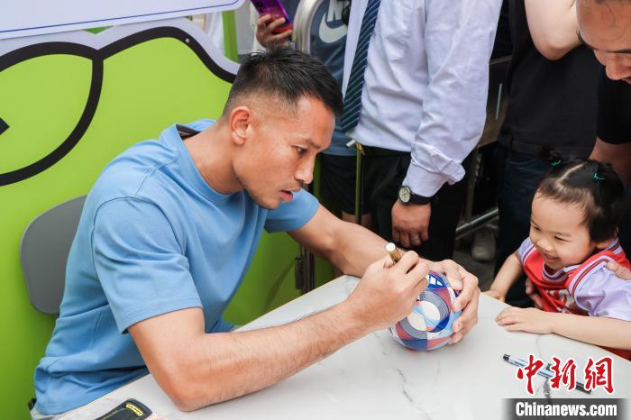 新加坡门将因世预赛表现走红上海街头