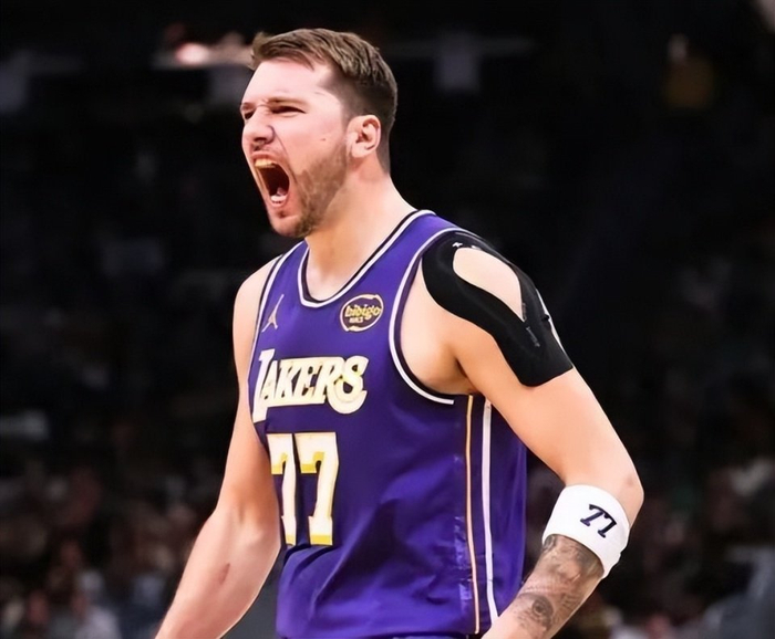 湖人末节逆转魔术豪取9连胜 冲冠阵容渐成型