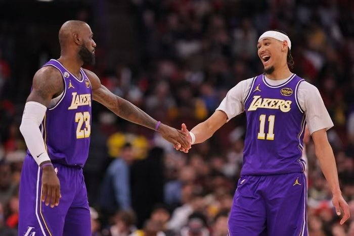 湖人末节逆转魔术豪取9连胜 冲冠阵容渐成型