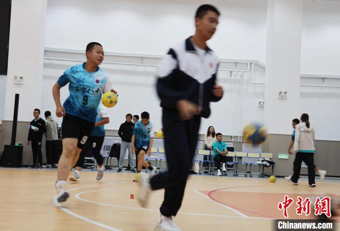 西宁第二届手球赛开赛 青少年运动热情高涨