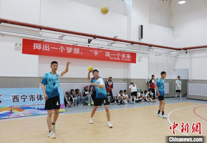 西宁第二届手球赛开赛 青少年运动热情高涨