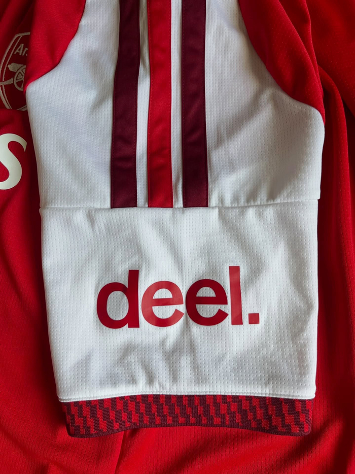 阿森纳球衣设计引热议 金臂章成焦点